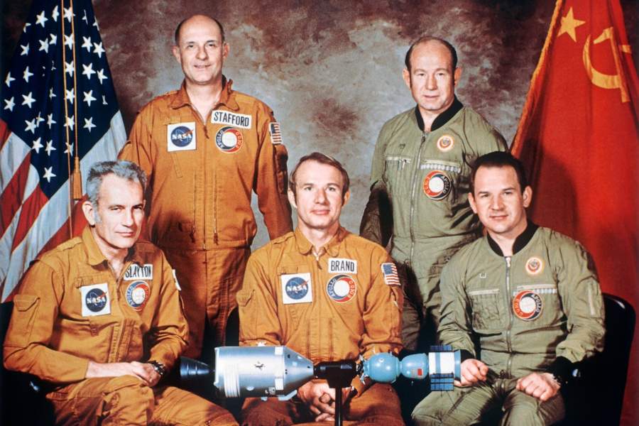 15 июля 1975 года запуском кораблей «Союз-19» в СССР и «Аполлон» в США начался первый в истории человечества совместный космический полет представителей разных стран