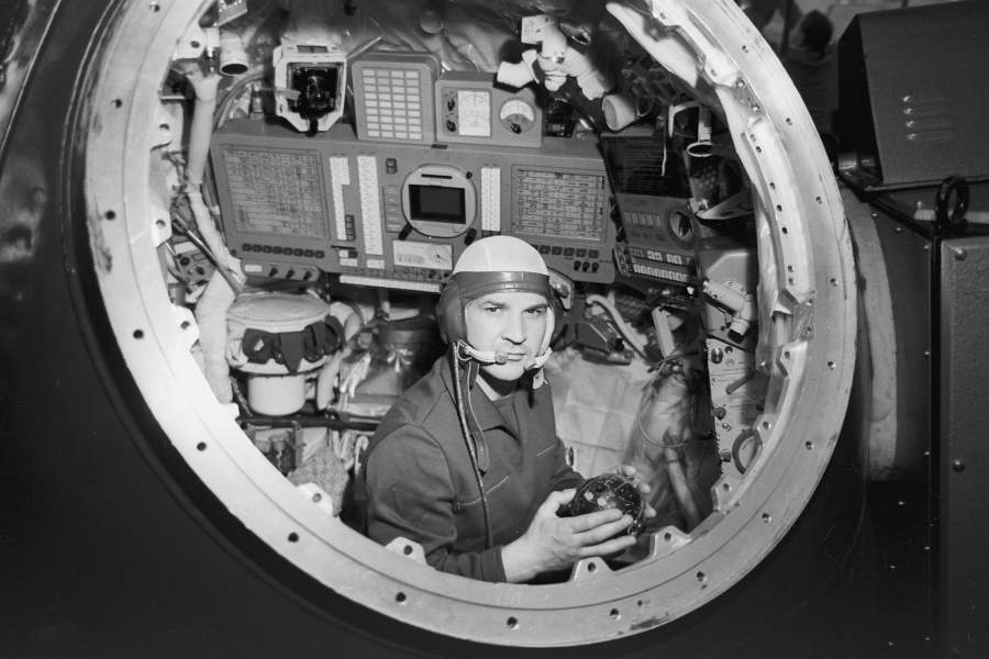 15 июля 1975 года запуском кораблей «Союз-19» в СССР и «Аполлон» в США начался первый в истории человечества совместный космический полет представителей разных стран