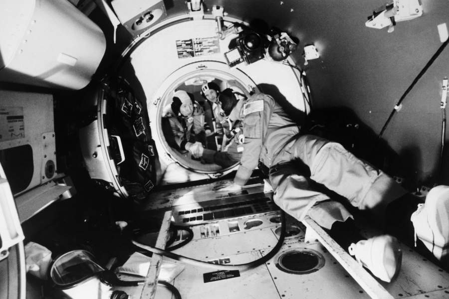 15 июля 1975 года запуском кораблей «Союз-19» в СССР и «Аполлон» в США начался первый в истории человечества совместный космический полет представителей разных стран