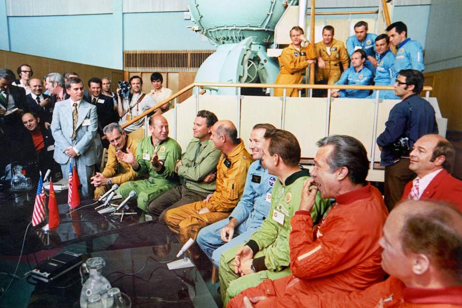 15 июля 1975 года запуском кораблей «Союз-19» в СССР и «Аполлон» в США начался первый в истории человечества совместный космический полет представителей разных стран