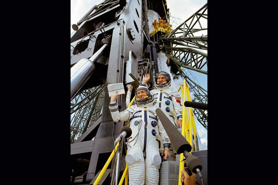 15 июля 1975 года запуском кораблей «Союз-19» в СССР и «Аполлон» в США начался первый в истории человечества совместный космический полет представителей разных стран