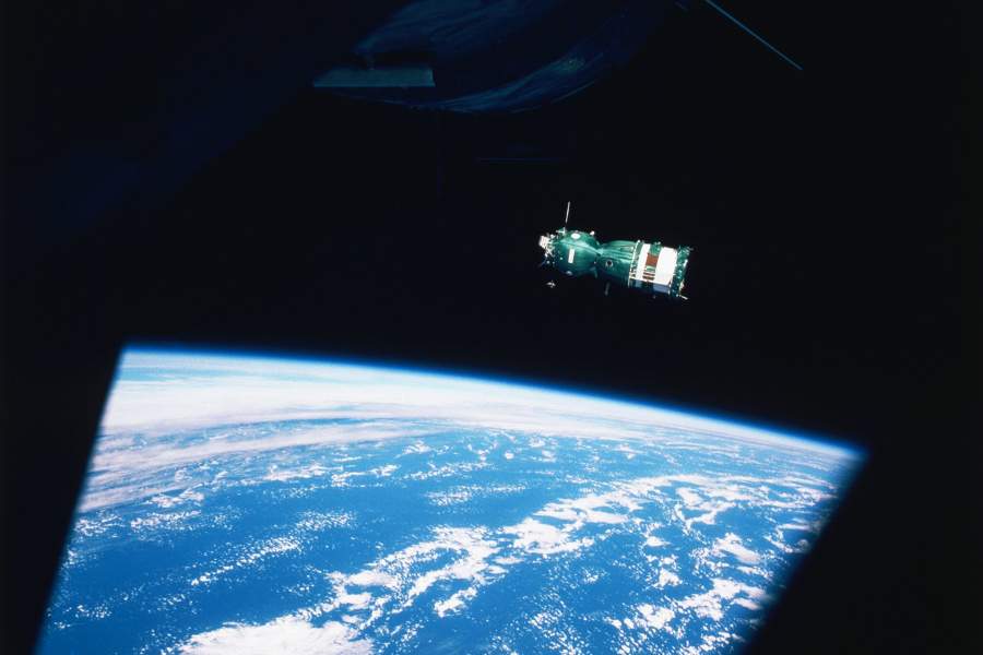 15 июля 1975 года запуском кораблей «Союз-19» в СССР и «Аполлон» в США начался первый в истории человечества совместный космический полет представителей разных стран