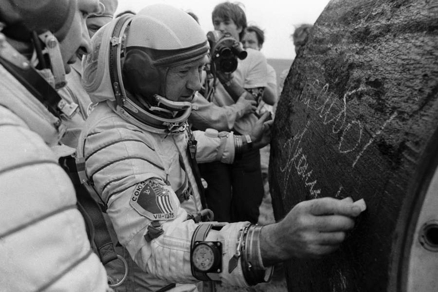 15 июля 1975 года запуском кораблей «Союз-19» в СССР и «Аполлон» в США начался первый в истории человечества совместный космический полет представителей разных стран