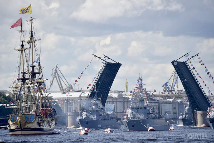День ВМФ РФ считается профессиональным праздником всех, кто связан с морем, обеспечением боеготовности кораблей и частей Военно-морского флота России и, конечно же, всех тех, кто несет службу, охраняя морские рубежи нашей страны