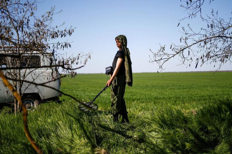 Работа поисковой группы на месте раскопок, где были найдены останки красноармейцев, погибших во Второй мировой войне