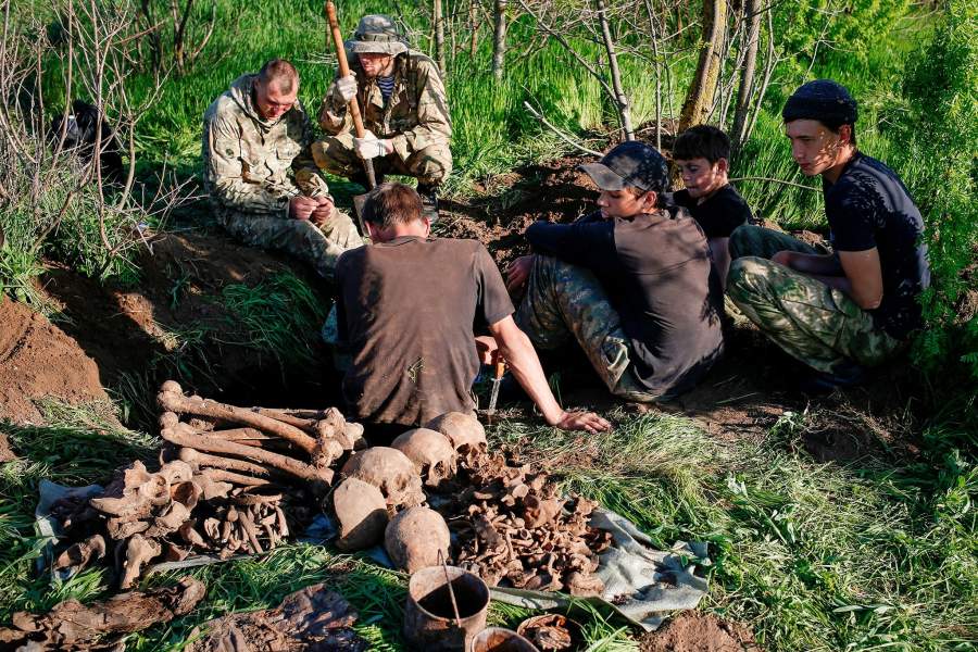 Работа поисковой группы на месте раскопок, где были найдены останки красноармейцев, погибших во Второй мировой войне