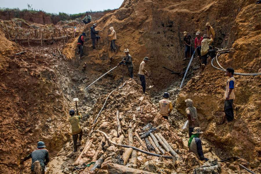 Добыча алмазов в Индонезии