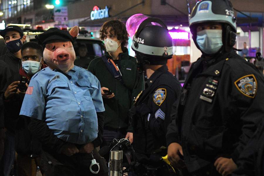 Полицейские стоят в оцеплении во время проведения акции протеста в Нью-Йорке