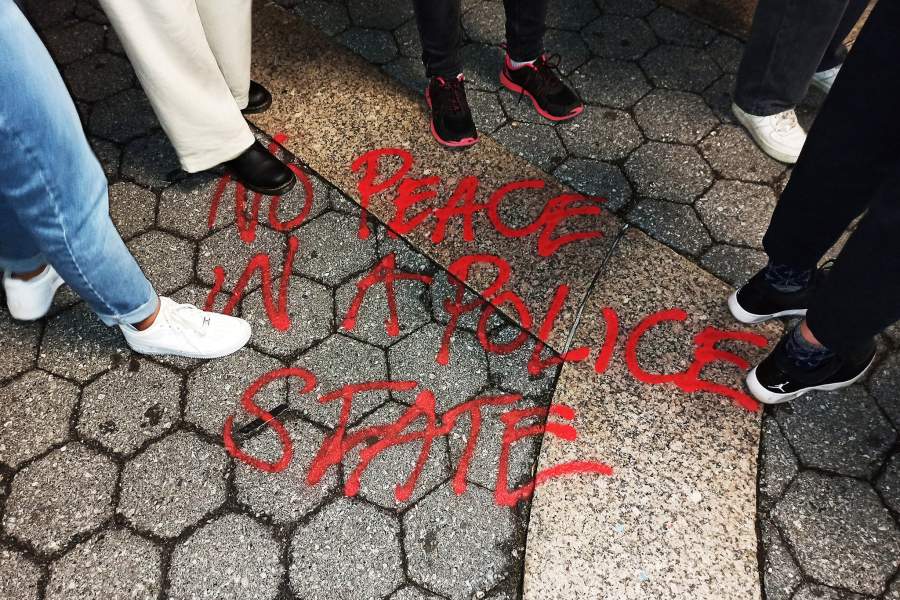 Надпись на плитке во время проведения акции протеста в Нью-Йорке