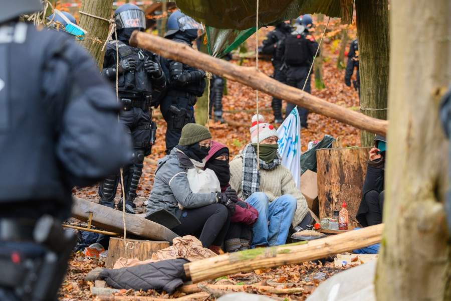 Протестующие и полицейские