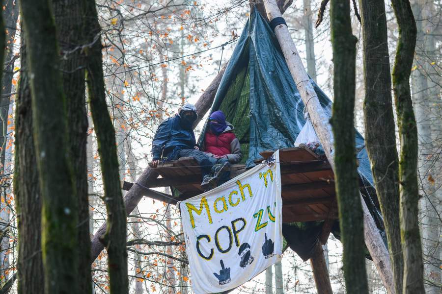 Протестующие и полицейские