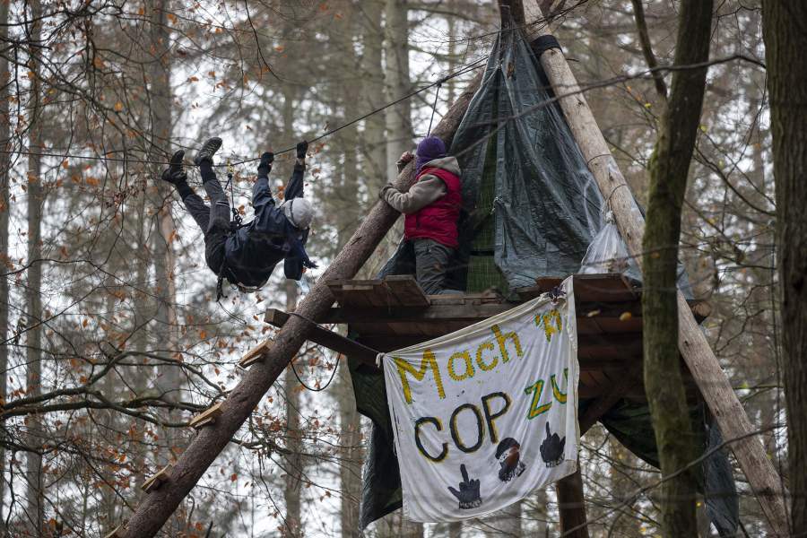 Протестующий карабкается по веревке