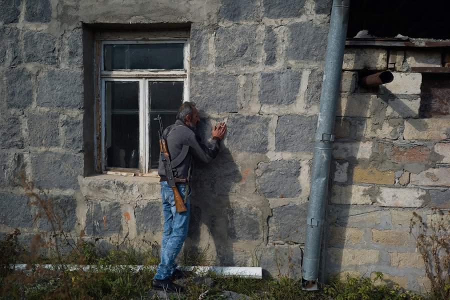 Мужчина у дома