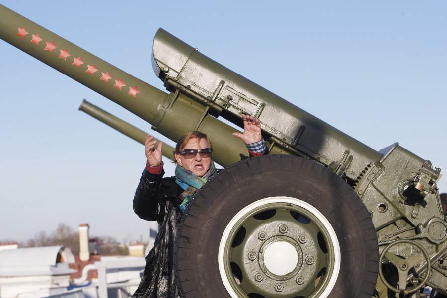 Художественный руководитель московского Театра Романа Виктюка, народный артист России и Украины Роман Виктюк перед торжественным выстрелом из пушки Нарышкина бастиона Петропавловской крепости по случаю своего 75-летия и 20-летия Театра Романа Виктюка. 2011 год