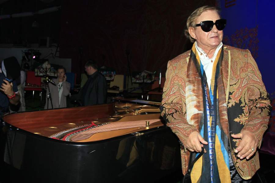 Режиссер Роман Виктюк во время ретроспективного показа ETRO «10 лет в России» на Даниловском рынке в Москве. 2012 год