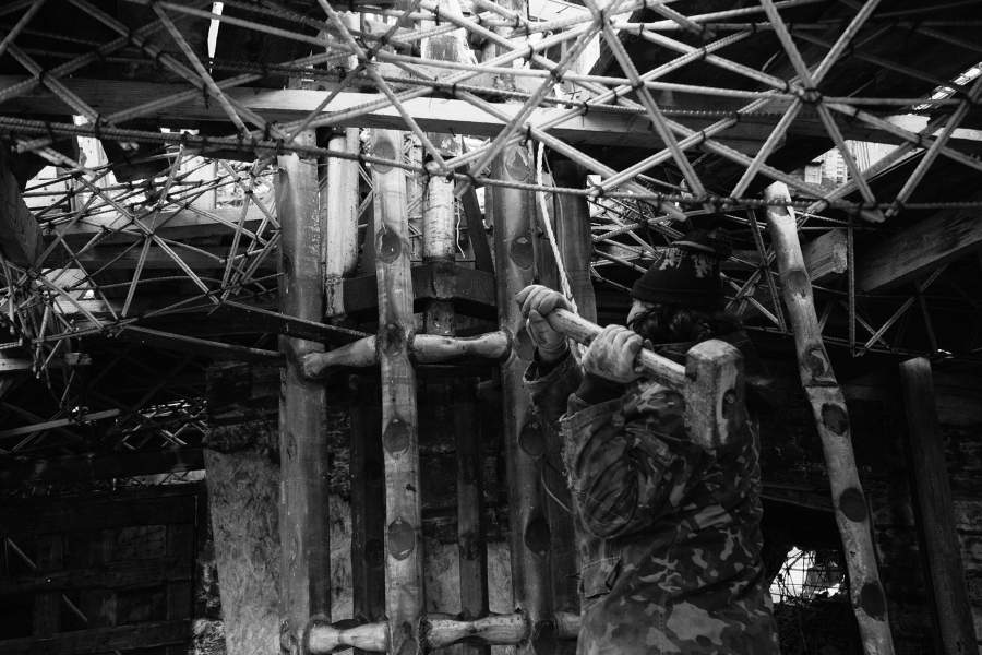 Виктор выравнивает несущую ось корабля. 