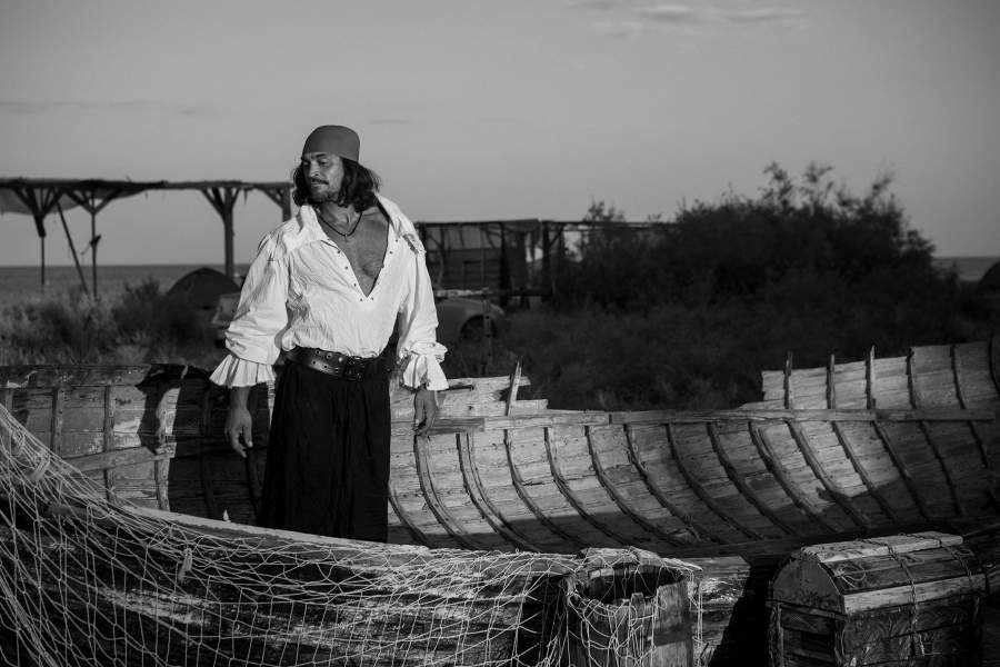 Виктор в стилизованном костюме на корабле.