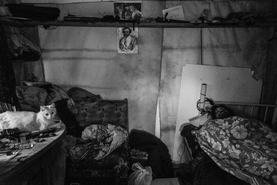 Виктор в небольшой хижине близ корабля.