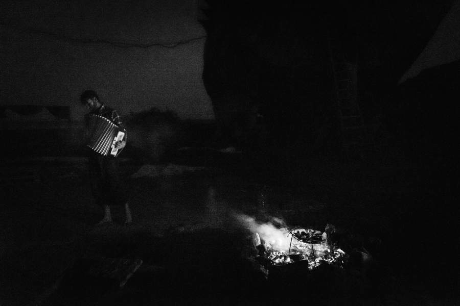Музыкант у костра.