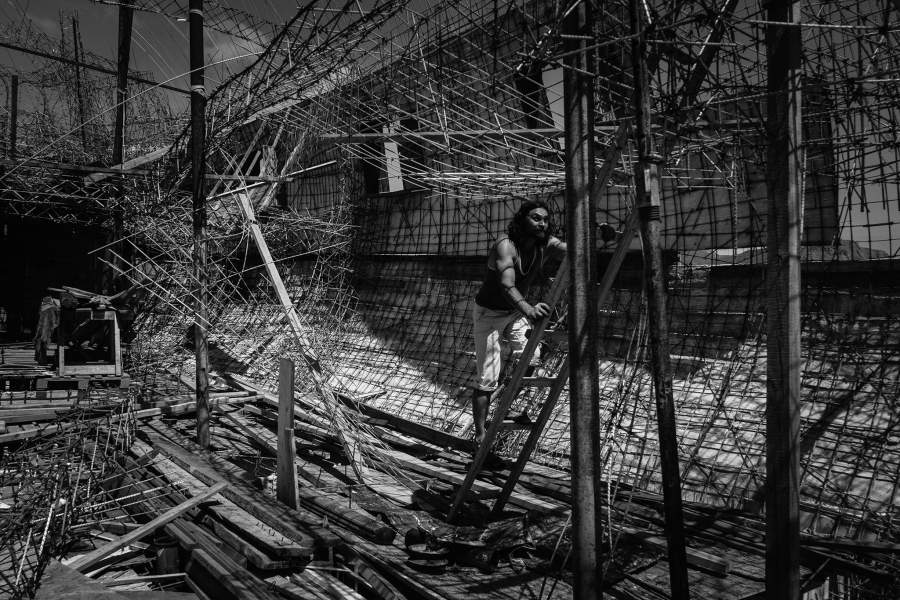 Виктор на недостроенном корабле.