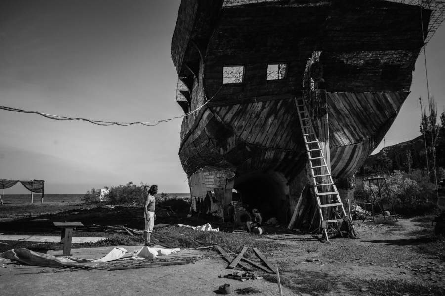 Мужчина у корабля