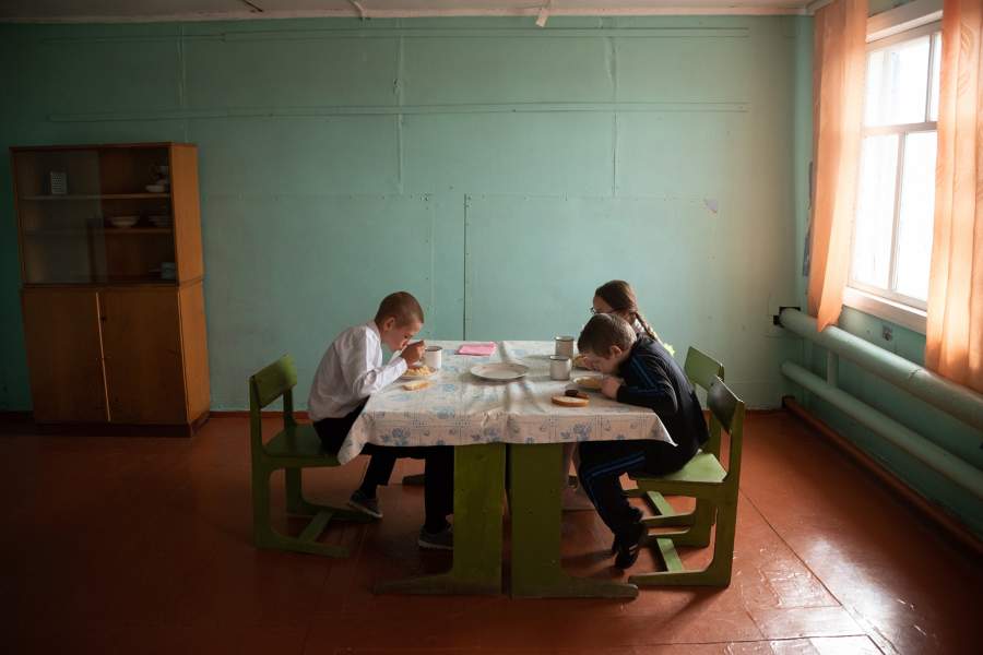 Дети в столовой