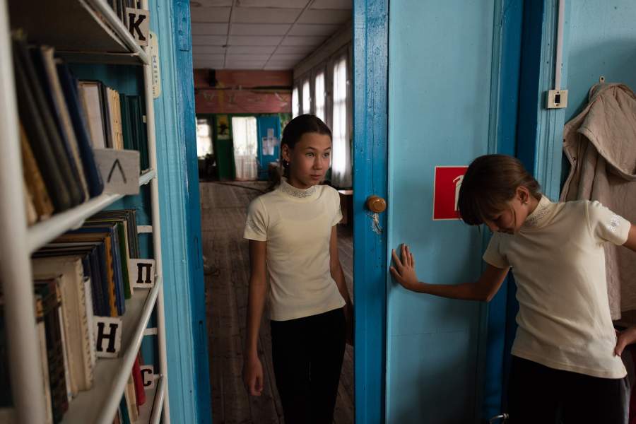 После уроков шестиклассницы — близняшки Алина и Алия