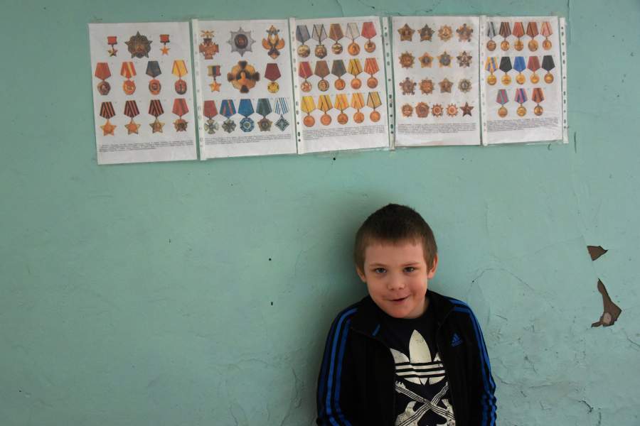 Единственный	ученик второго класса Илья Конкольский на перемене в школьном коридоре.