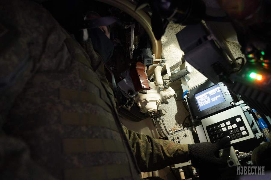 На борту САУ — уникальный прицельный комплекс. Уже через несколько секунд после получения координат 2С19М2 с особой точностью обрушивает на цель тонны снарядов. Противник будет уничтожен, даже если он находится всего в десятке метров.