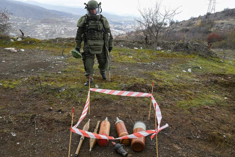 Мины огорожены специальной лентой.