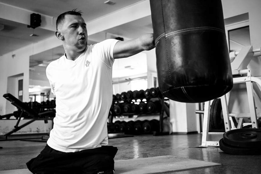 Алексей во время тренировки в спортзале.