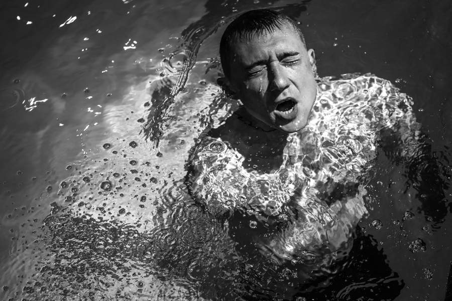 Алексей  на тренировке в бассейне.