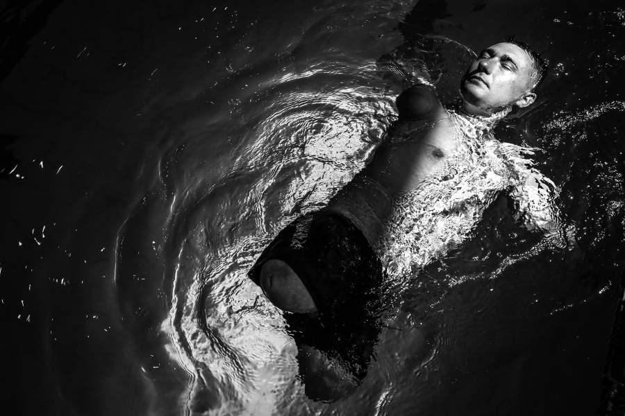 Алексей  на тренировке в бассейне.