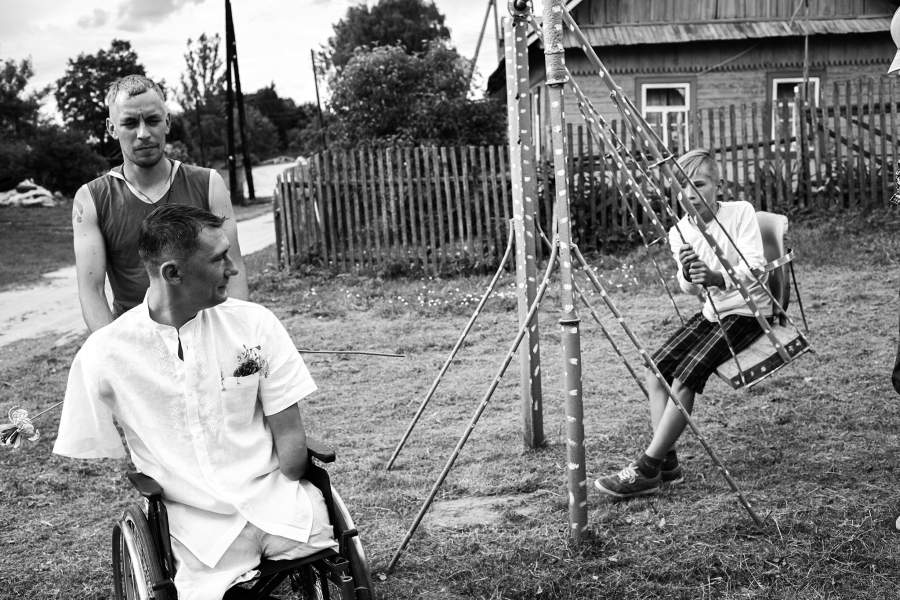 Алексей во время прогулки со своими детьми.