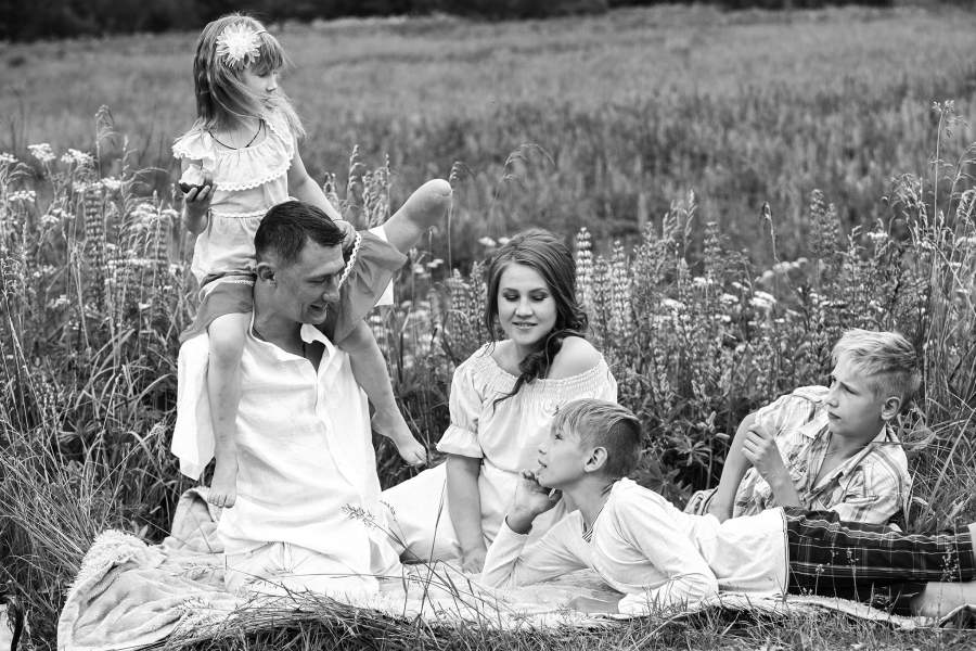 Алексей во время отдыха на природе со своей семьей.