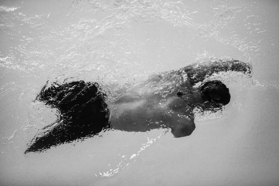 Алексей  на тренировке в бассейне.