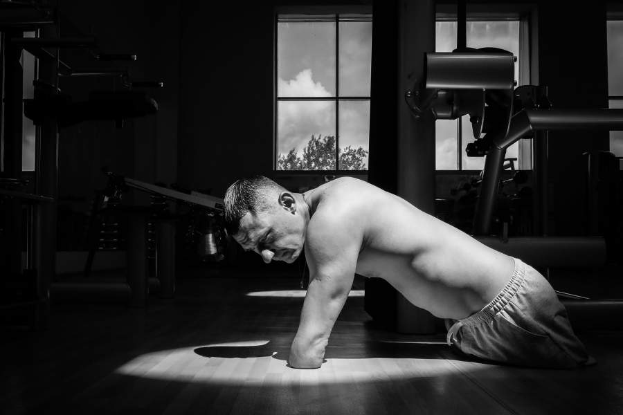 Алексей во время тренировки в спортзале.