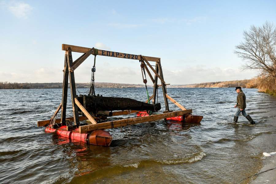 Участник археологической операции по подъему со дна Днепра дубового лафета казачьих времен.