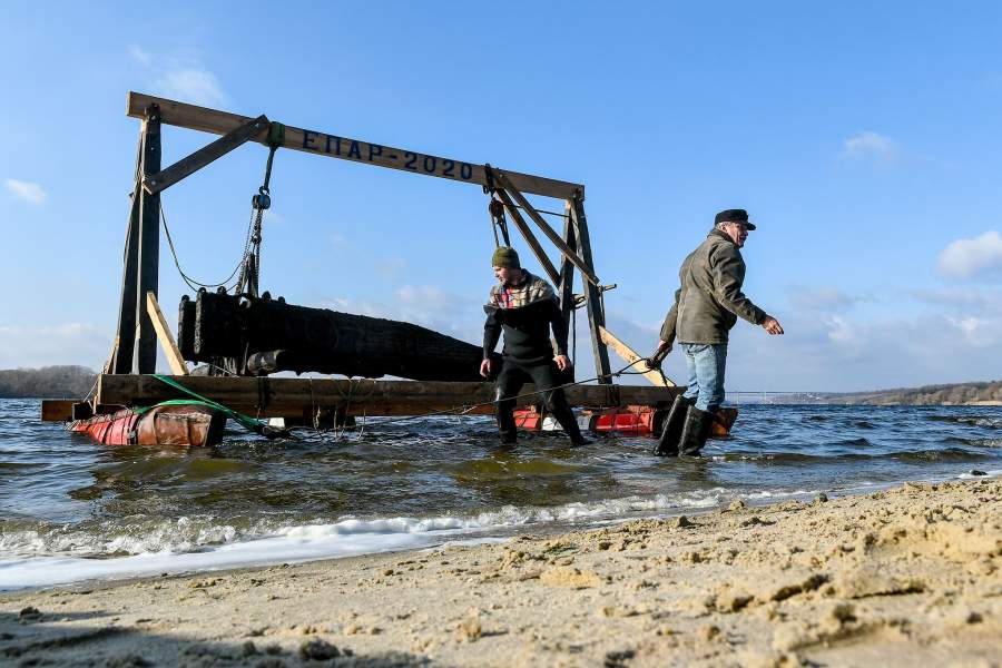 Участники археологической операции по подъему со дна Днепра дубового лафета казачьих времен.