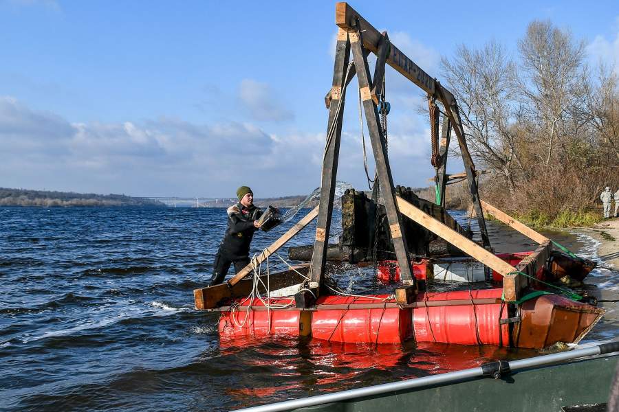 Участники археологической операции по подъему со дна Днепра дубового лафета казачьих времен, Запорожье.