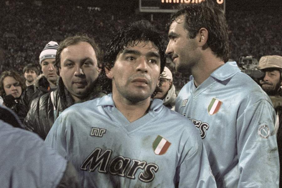 Игрок итальянской команды "Наполи" Диего Марадона (в центре) после матча с московской командой "Спартак".