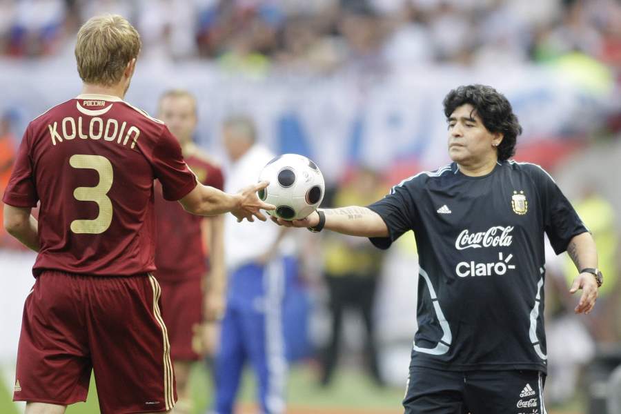 Главный тренер сборной Аргентины Диего Марадона (справа) и игрок сборной России Денис Колодин.