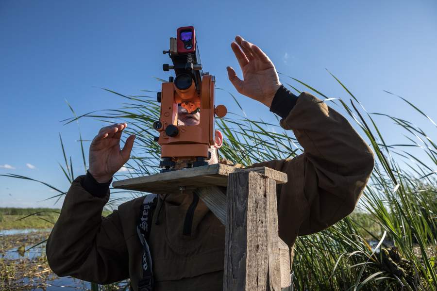 . С помощью собственноручно доработанного теодолита биологи составляют точную карту колонии.