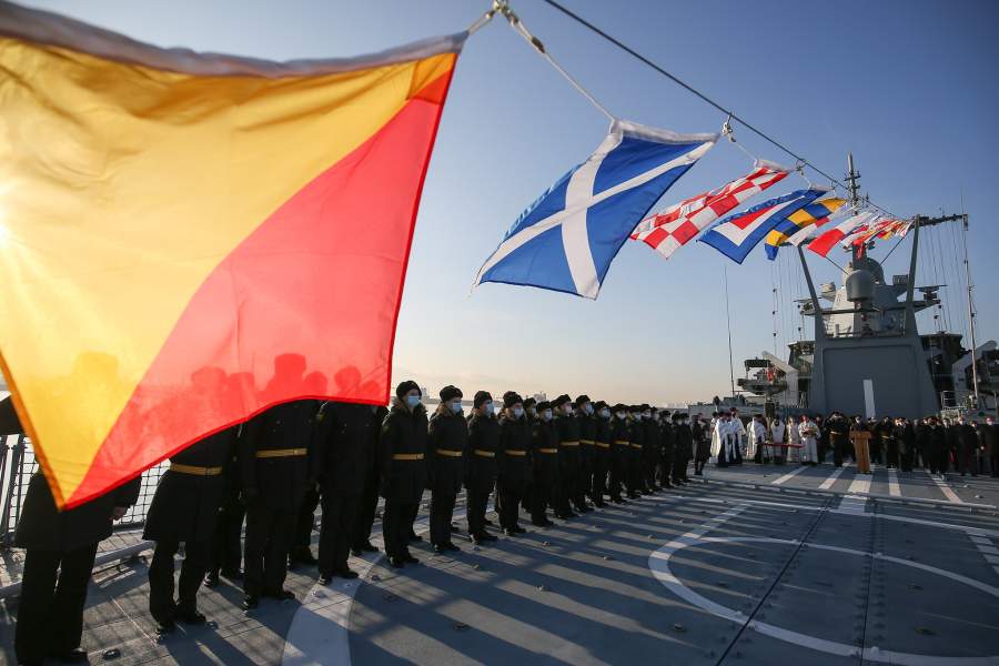 Церемония подъема военно-морского флага на патрульном корабле «Павел Державин»