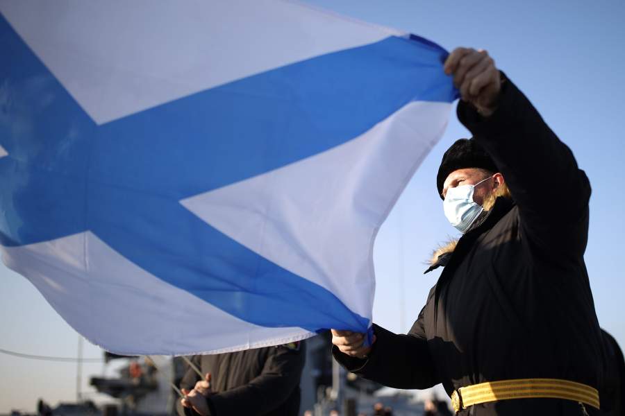 Церемония подъема военно-морского флага на патрульном корабле «Павел Державин»