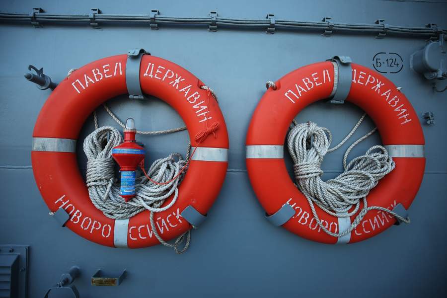 Спасательные круги на патрульном корабле «Павел Державин»