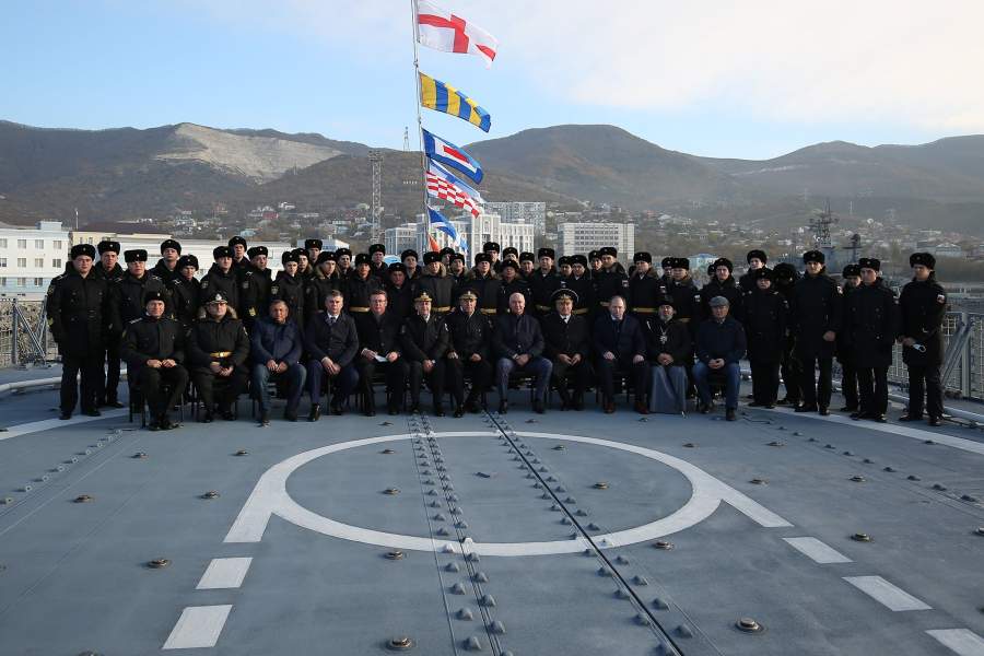 Экипаж патрульного корабля «Павел Державин» после церемонии поднятия военно-морского флага 