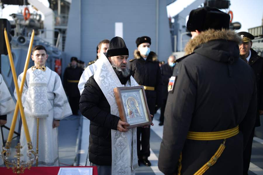 Священнослужители на церемонии подъема военно-морского флага на патрульном корабле «Павел Державин» и приеме корабля в состав Черноморского флота