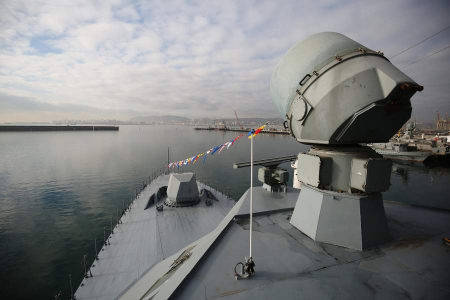 Артиллерийская радиолокационная станция на патрульном корабле «Павел Державин»