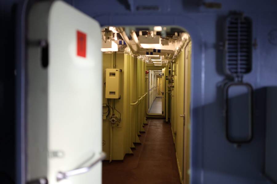 Коридор во внутренних помещениях патрульного корабля «Павел Державин»